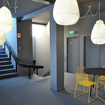 بيت شباب Cats